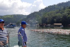 Peste 100 de tone de deşeuri, strânse din Lacul Bicaz. În continuare, apele aduc gunoaie în lac