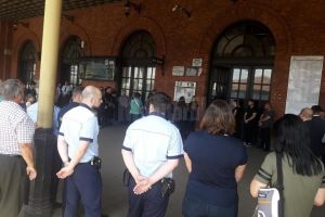 Slujbă de pomenire a poliţistului Sorin Vezeteu, în locul în care a fost ucis acum un an de zile