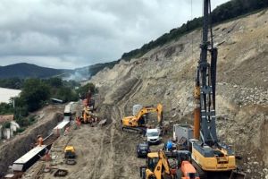 Lucrari la terasamente pe lotul 4 al autostrazii Lugoj – Deva. A fost asternut si stratul de uzura