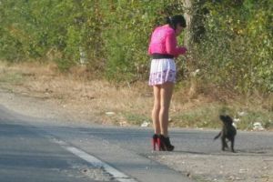 Prostituată jefuită la ieşire din Ploieşti, după ce a întreţinut relaţii sexuale într-un lan de porumb