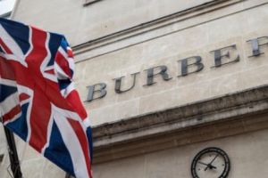 Firma Burberry ARDE  marfă de 30 de milioane de euro pentru a  SALVA PRESTIGIUL mărcii. Care sunt explicaţiile