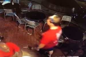 Reacţia unei chelneriţe după ce un client o pipăie. VIDEO