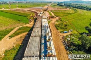 FOTO, VIDEO/ Mobilizare puternică pe autostrada Sebeş-Turda, lotul 1: Au fost montate toate grinzile pe cele două deschideri libere de la podul peste râul Mureş
