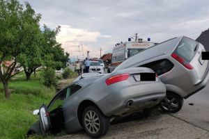 Două maşini s-au împlântat într-un cap de pod la Livezile (FOTO)