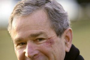 Ritualurile Illuminati IES LA IVEALĂ! Zeci de celebrităţi, printre care şi George W. Bush au apărut cu OCHII VINEȚI. Explicaţia este TERIFIANTĂ