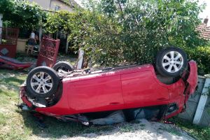 Maşină răsturnată pe plafon la Drăguţeşti