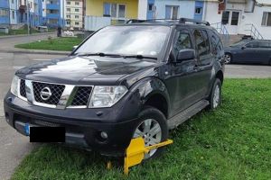 Maşină înmatriculată în străinătate, cu roţile blocate fiindcă a parcat pe spaţiul verde (FOTO)