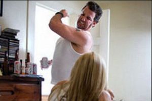 O femeie a fost bătută în stradă. INCREDIBIL cum a reacţionat şotul acesteia care era de faţă!