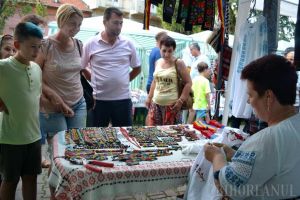 Parcul Bălcescu, plin de lume! Târgul meşterilor populari reuneşte peste 130 artişti din toată ţara (FOTO)