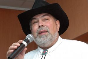 Sicriul cu trupul lui Ilie Micolov, depus la capela cimitirului Pacea, din Suceava