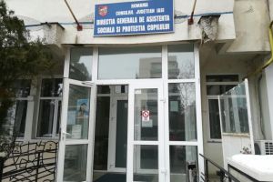 Ancheta la Iasi: Copil cu nevoi speciale, tinut in lanturi