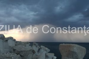 Alerta meteo: Cod galben de ploi torentiale si intensificari ale vantului jumatate de tara, pana marti noaptea. Este afectata si Dobrogea 