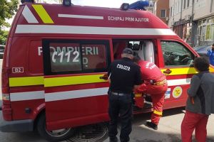 Femeia care distrugea maşinile parcate pe Împăratul Traian, dusă la Psihiatrie