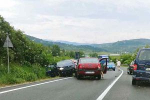 ACCIDENT rutier pe DN74: O persoană rănită după o coliziune între două autoturisme, în apropiere de Izvorul Ampoiului. Traficul este îngreunat