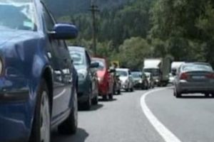 TRAFIC RUTIER OPRIT pe DN1! Ploile au făcut PRĂPĂD. Turiştii sunt blocaţi în coloane INTERMINABILE de maşini