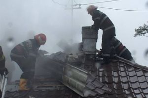 Incendiu la o casă pe strada Craivei, din Alba Iulia. Pompierii, chemaţi să intervină