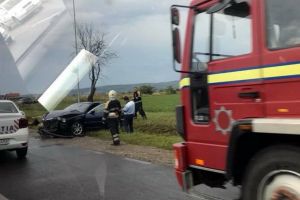 Accident la Sânmartin. Doi copii au fost transportaţi la spital în urma unei coliziuni în care au fost implicate trei maşini (FOTO)