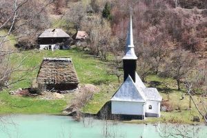 O biserică veche de 250 de ani din Apuseni, în pericol să fie distrusă de apele acide ale unui baraj, strămutată la muzeul ASTRA din Sibiu