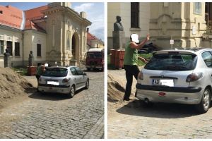 FOTO ȘTIREA TA: Incredibil! Un bărbat încărca în maşina proprie nisip din faţa Sălii Unirii, din Alba Iulia. “Are un perete acasă ce trebuie gletuit”