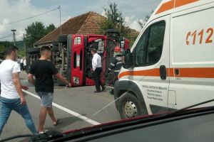 Patru răniţi la Răbăgani. Un TIR ieşit pe contrasens într-o curbă a lovit un Audi A4 după care s-a răsturnat (FOTO)