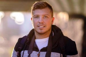 Oradea în obiectiv: Fost poloist, acum medic stomatolog, Adam Freundlich a cucerit internetul cu pozele făcute pe străzile oraşului (FOTO)