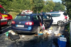 (GALERIE FOTO) Impact frontal, pe DN7. Accident grav, cu şapte răniţi, la Leşnic. Doi copii se numără printre victime