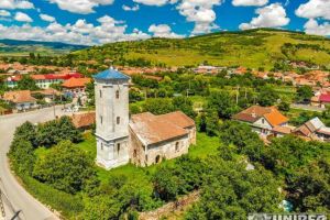 FOTO, VIDEO/ Comori redescoperite – De peste opt secole, Biserica Reformată veghează satul Șard