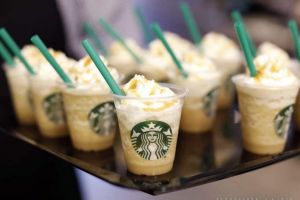 Starbucks renunţă în totalitate la paiele din plastic