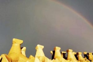 IMAGINI de VIS pe LITORAL. CURCUBEU uriaş DEASUPRA MĂRII după o ploaie de vară 