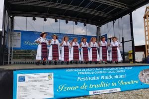Dumitra, în sărbătoare. Tradiţiile din comună, duse mai departe de tânăra generaţie