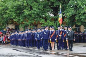 Peste o mie de absolvenţi ai instituţiilor Şcolilor de Poliţie şi de Pompieri din Prahova au depus jurământul de absolvire
