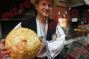 PATIMILE celebrei „Pite de Sântimbru”. Nişte italieni erau să ne lase FĂRĂ PÂINEA noastră cea de toate zilele