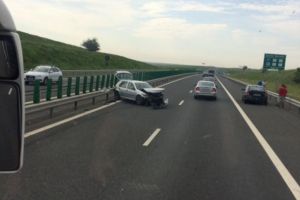 Accident rutier pe Autostrada A2! Un autoturism a intrat in parapet