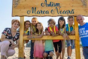 Turistii au luat cu asalt plaja pentru copii cu dizabilitati. 