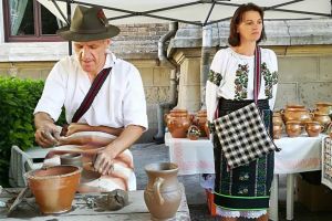 Demonstraţii de olărit, făcute de un meşter sucevean de la Marginea, în centrul Constanţei