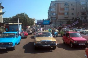 Maşini „de legendă” au putut fi admirate ieri în Fălticeni