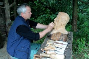 Domnitorul Unirii, Al. I. Cuza, s-a alăturat colecţiei de sculpturi de mari conducători din ...