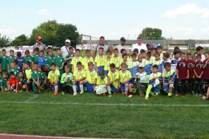 Competiţii de fotbal şi înot pentru copii