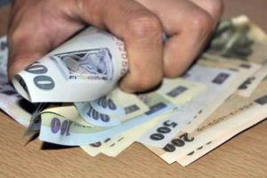 A venit să-i vândă nişte produse şi a vrut să-i fure 5.000 de lei