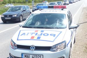 Adolescent de 16 ani, lăsat de propria mamă să conducă maşina pe drumurile publice