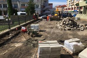 Strada Curtea Domnească, în curs de reabilitare totală, cu trotuare în două culori
