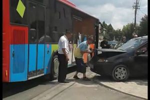 VIDEO: ACCIDENT rutier în Alba Iulia, pe strada Gheorghe Pop de Băseşti. Coliziune între un autoturism şi un autobuz