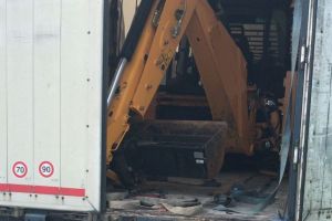 Buldoexcavator de 100.000 € furat de pe Valea Bârgăului, găsit în Vrancea