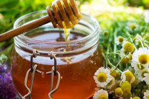 Producţia de miere din Topliţa a scăzut drastic. Preţuri mai mari pentru „aurul lichid”