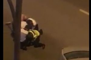 Bărbat încătuşat în faţa Hotelului Decebal