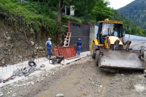 Cum progresează lucrările de refacere a drumului surpat de la Slănic Moldova