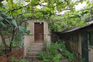 Socant! Cadavrul unei ploiestence descoperit de un hot care a spart casa. Femeia murise in urma cu un an!