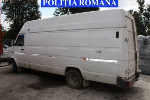 Mii de pachete cu ţigări, îndesate într-o dubă. Șoferul s-a ales cu dosar penal