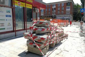 Uitaţi-vă bine la aceste borduri de granit! Nu se ştie dacă le veţi revedea!