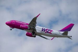 Cum a reacţionat o pasageră în timpul zborului Londra-Varşovia după ce i s-a INTERZIS să meargă la TOALETĂ. Imagini şocante în articol